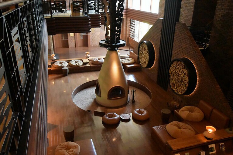 水の謌のアイコンとなっている、ゲストラウンジ中央のファイヤーピット。夕方、焼きマシュマロのサービスが。