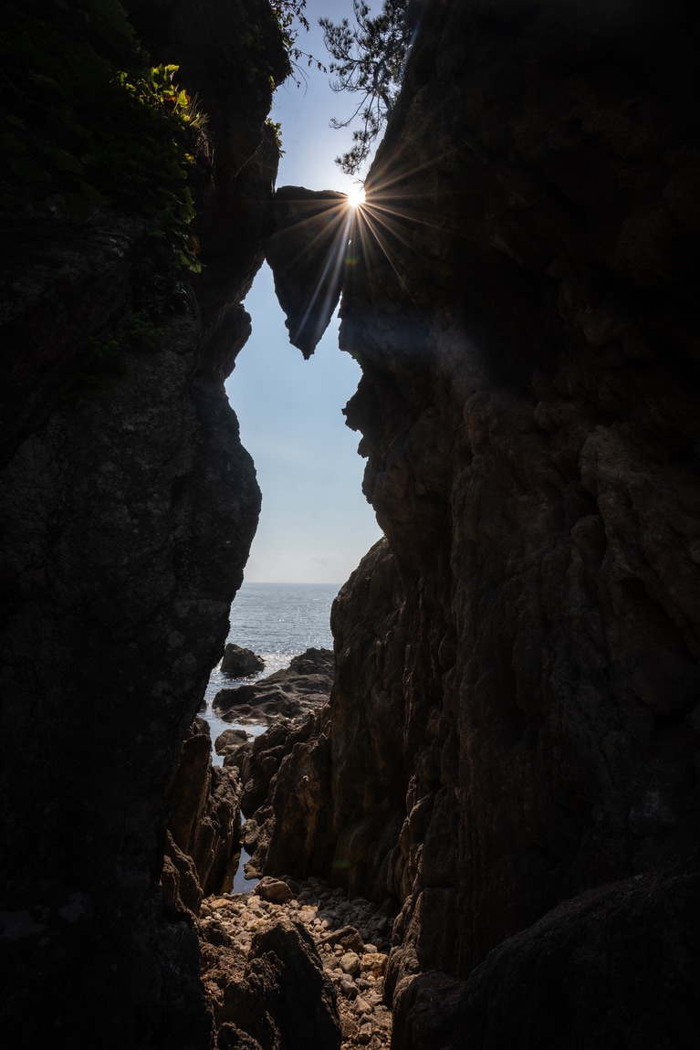 「初夏の佐渡島」　筧 悠里恵 「光芒」 弁慶のはさみ岩。