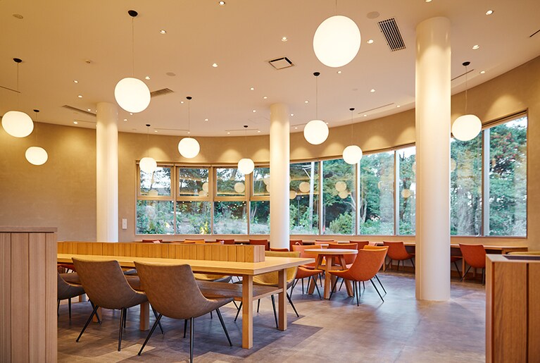 Piene Café店内。開放的な空間で、豊かな緑を楽しみながら食事ができる。