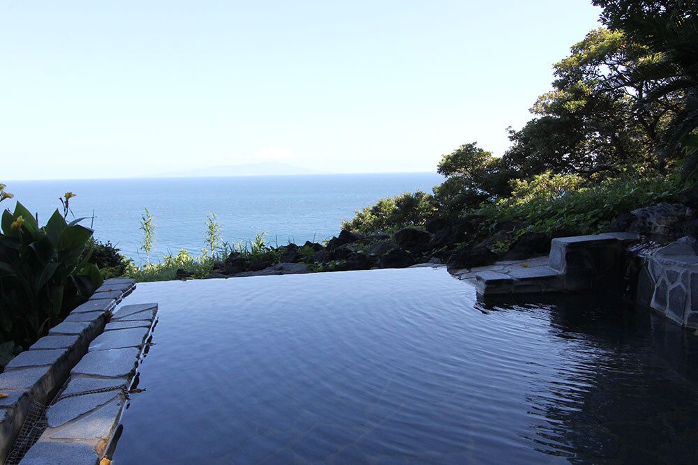 日中の「碧海」の露天風呂。晴れていれば伊豆七島が見える。