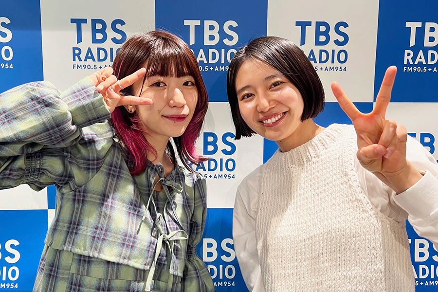 メインパーソナリティーの石山さんと火曜パートナーのでか美ちゃん（左）。©TBSラジオ こねくと