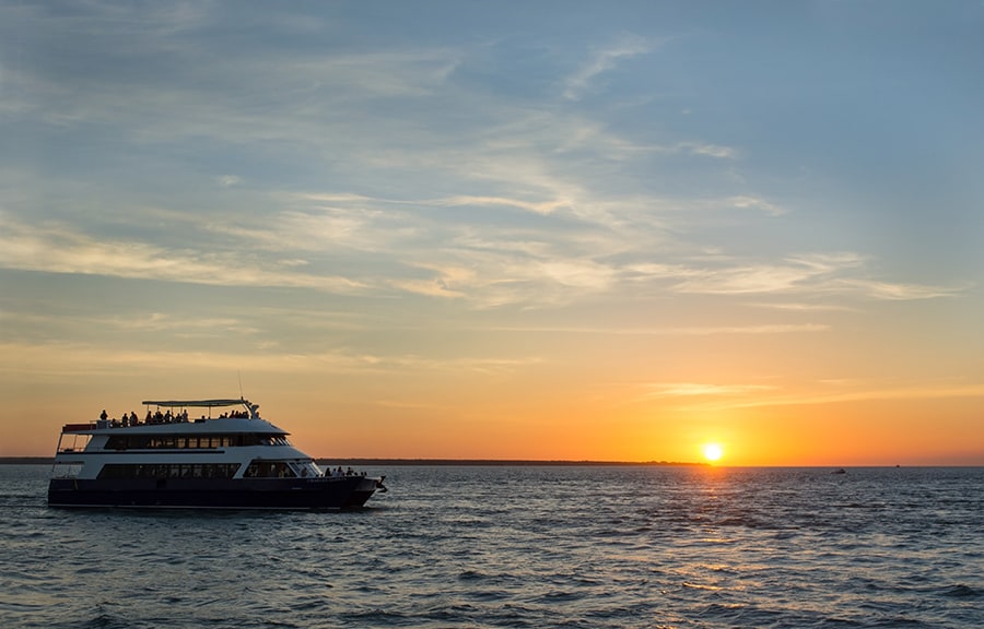 州都ダーウィンでは、ティモール海に沈む夕日を眺めるサンセットディナークルーズをぜひ。Photo：Tourism NT／Darwin Harbour Cruises