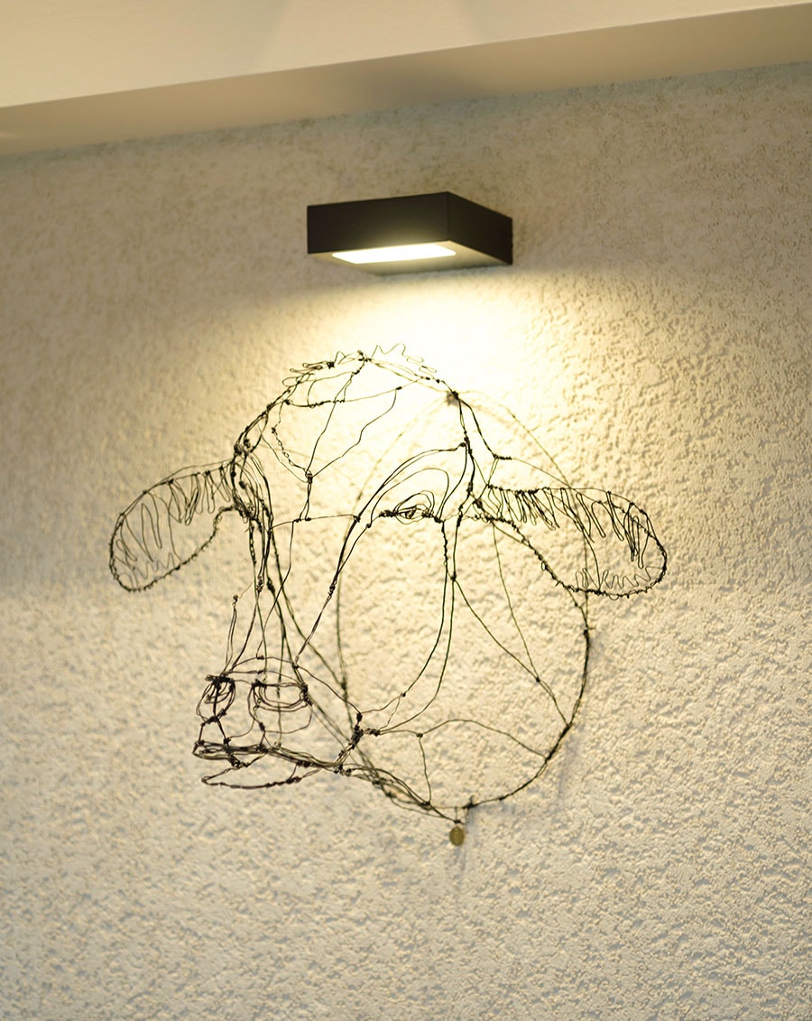 店内に飾られている牛のアート。