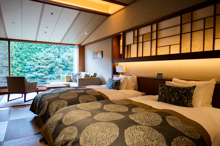 プレミアム(和洋室)は、琉球畳の上にシモンズ社のベッド。
