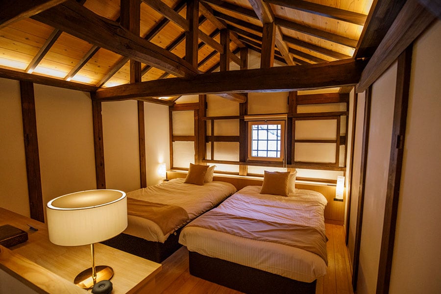 2階のベッドルームは見事な梁が。エアウィーヴ社製のベッドマットを採用し、快適な睡眠を約束してくれます。