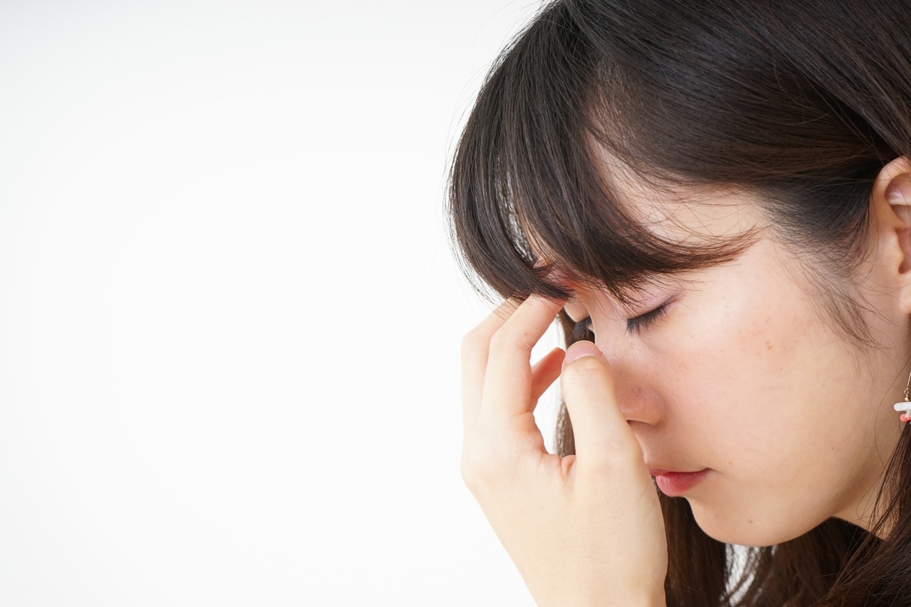 30秒ほどおでこをトントンと叩くだけでするだけで、湧いてきた食欲が解消できるという研究も　©maroke/イメージマート