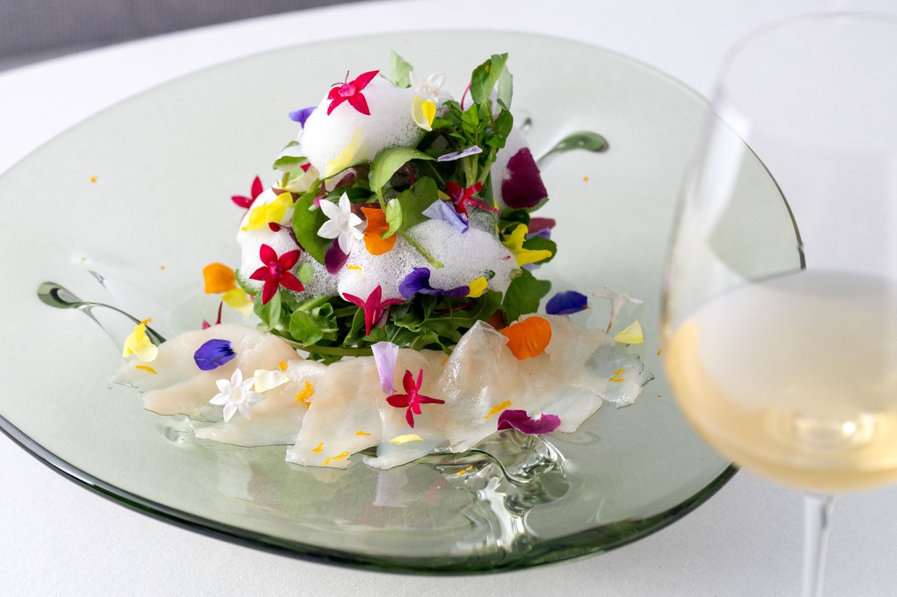 コースの一品「ふぐのカルパッチョ 柑橘のスキューマ」。