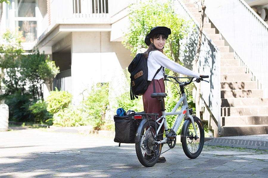 今回のパートナー、キャノンデールのコンパクトネオと。もちろん、自転車前部にカゴを付ける形でもOKです。