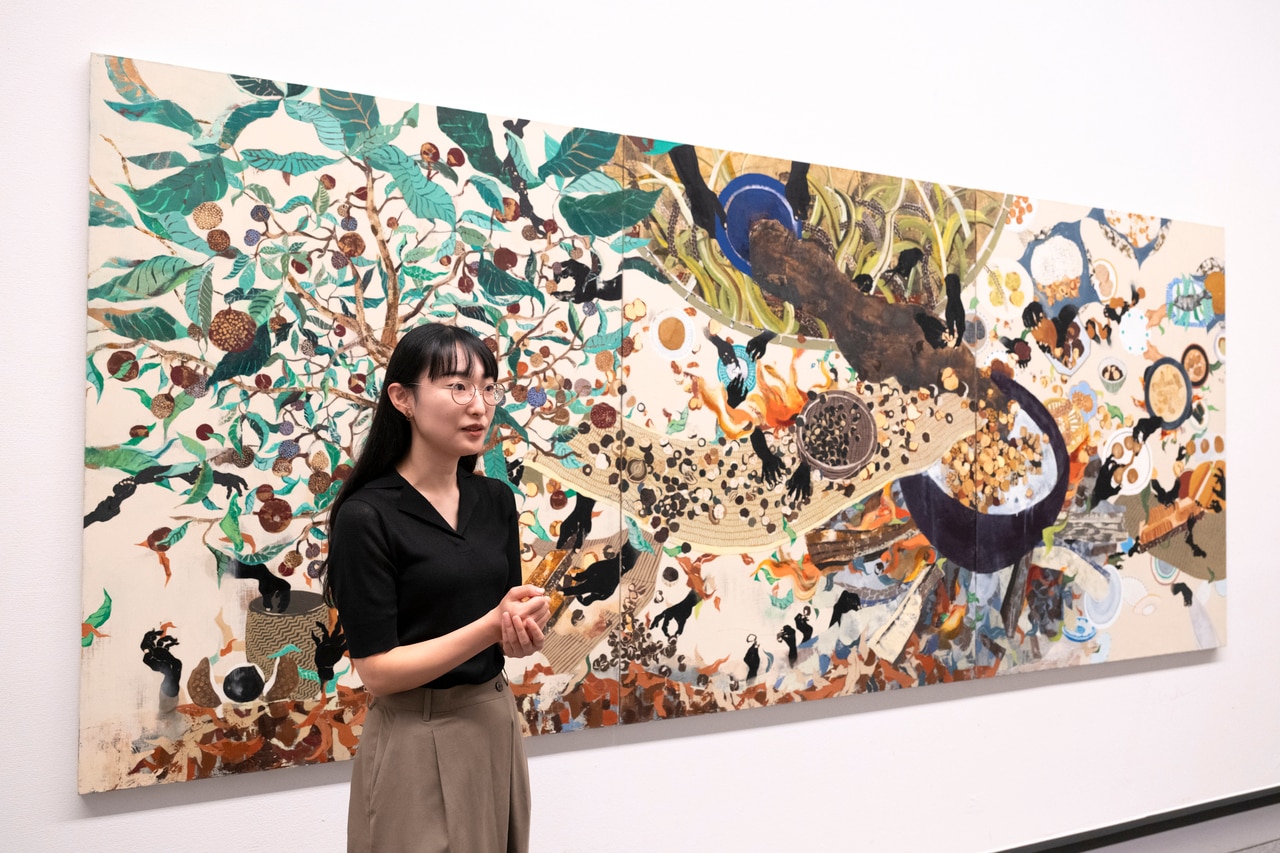 浅野友里子《トチを食べる》2014。厳しい気候の東北地方では、栃の実は飢えをしのぐための貴重な”かてもの”だったという。山形県のある地域では今でもその栃の木を大切に守る文化が息づいている。浅野が現在のような作品をつくるようになったきっかけが「栃の実」だった。