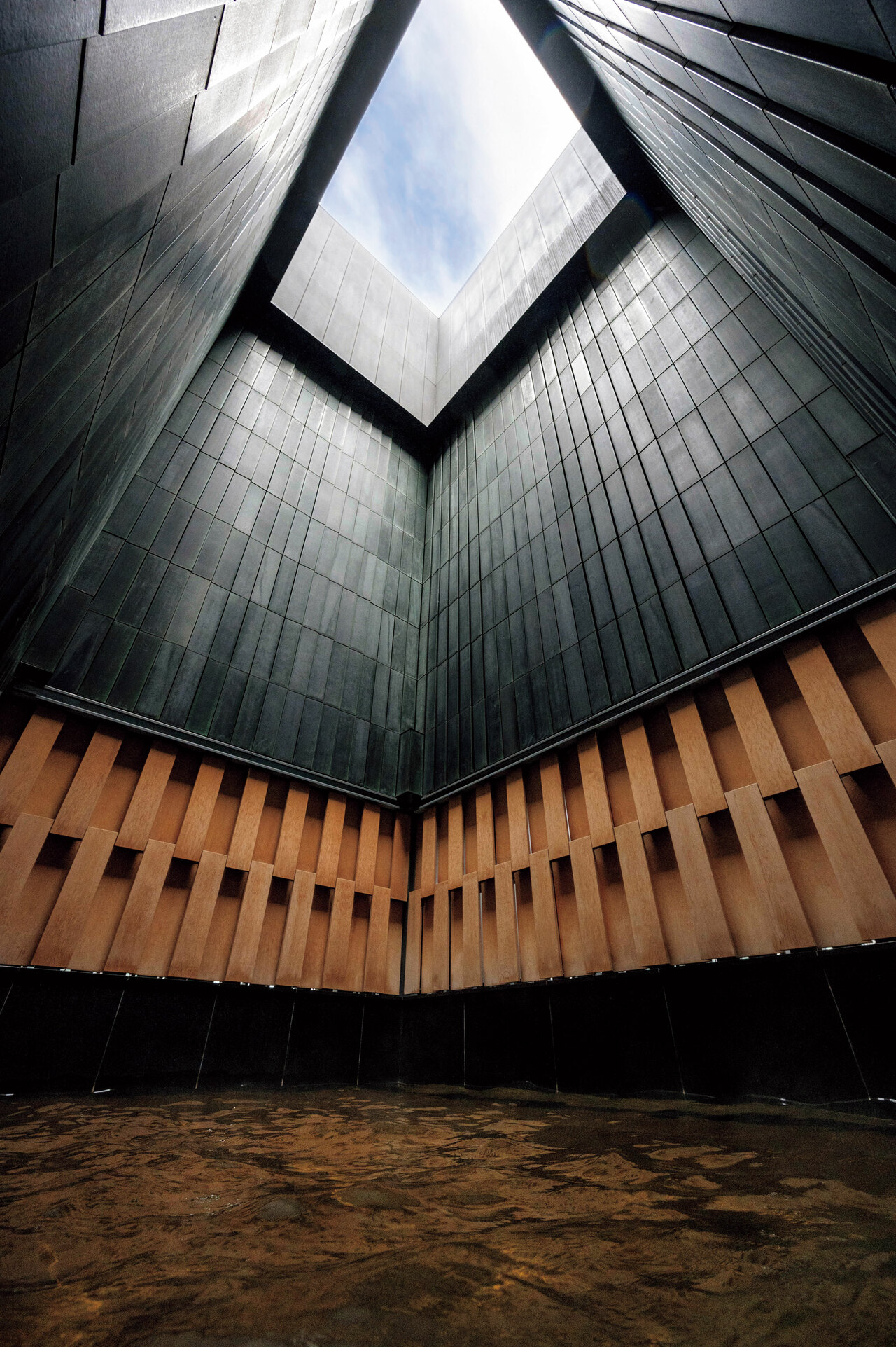 最上階の17階には、地下1500mから汲み上げる天然温泉の露天風呂が。