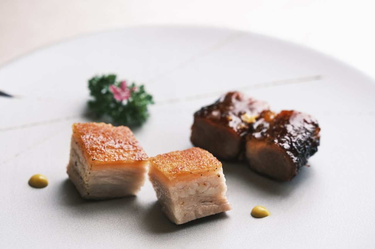 「ロースト肉の盛り合わせ」。左から、クリスピー三枚肉と黒豚のチャーシュー。