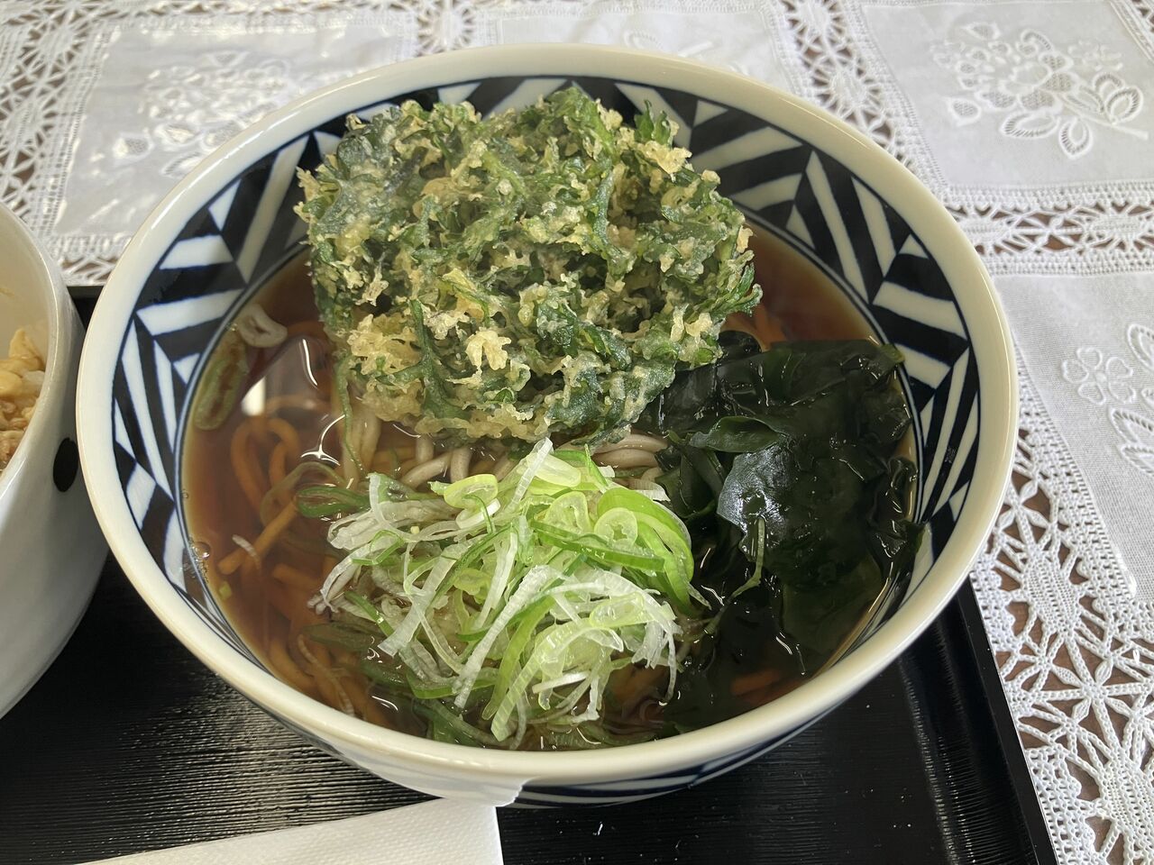 きれいな春菊天とうまいつゆ。完成度はプロの味である