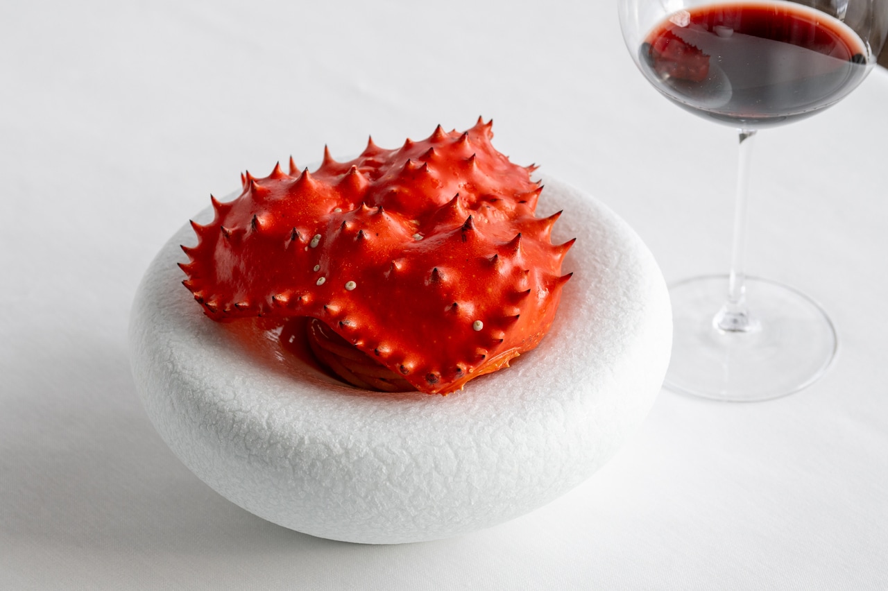 花咲蟹の甲羅で香りを閉じ込めた状態でサーブ。