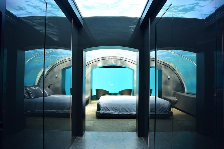 エレベーターで下がり、扉が開くと、この風景。