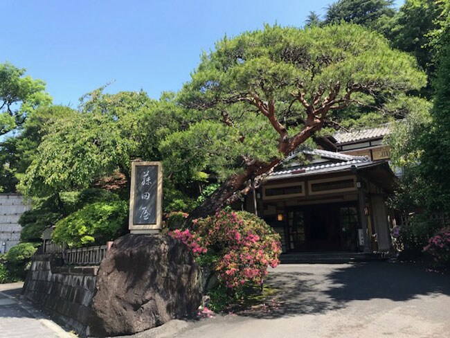 豪壮な本館の建築は、国の登録有形文化財。