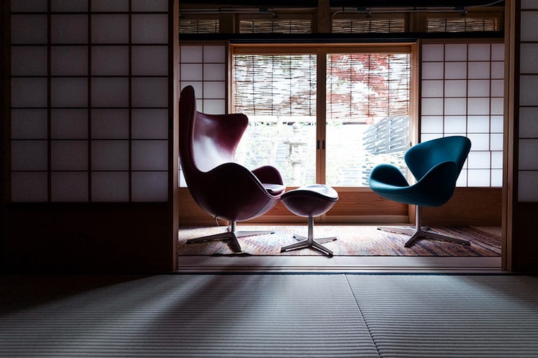 茶屋の101は畳2間続きで贅沢な庭を臨む客室。アネル・ヤコブセンのエッグチェアに座って眺めたい。