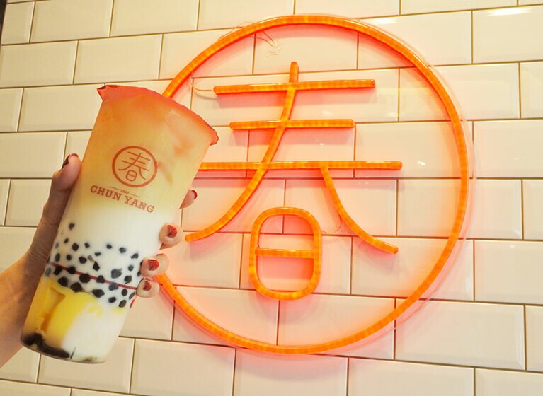 【春陽茶事 信義大安店】この「春」の前で撮影すればインスタ映え間違いなし。