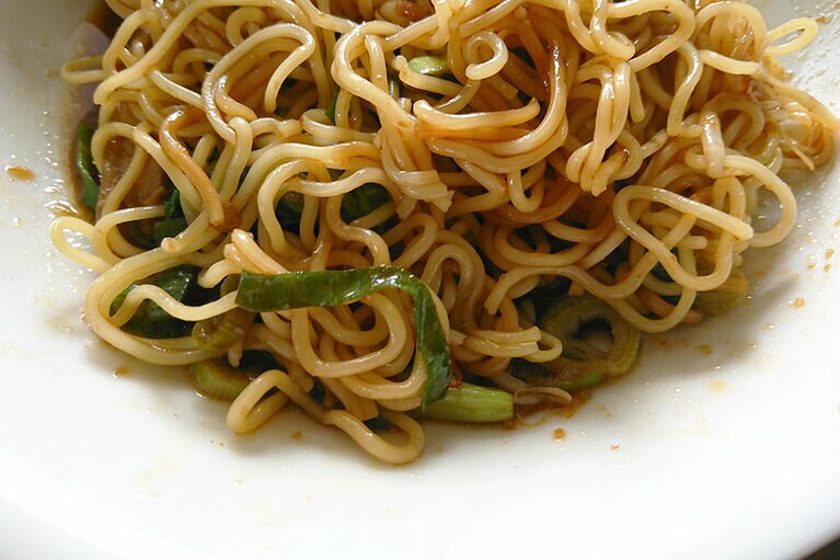 麺の下からよく混ぜるべし。