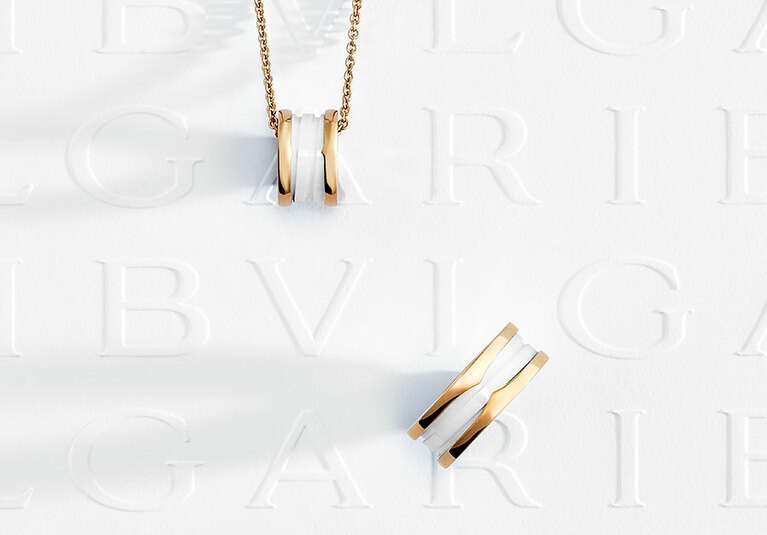 「ビー・ゼロワン」PGｘホワイトセラミック。左から、ネックレス 292,000円、リング 152,000円。