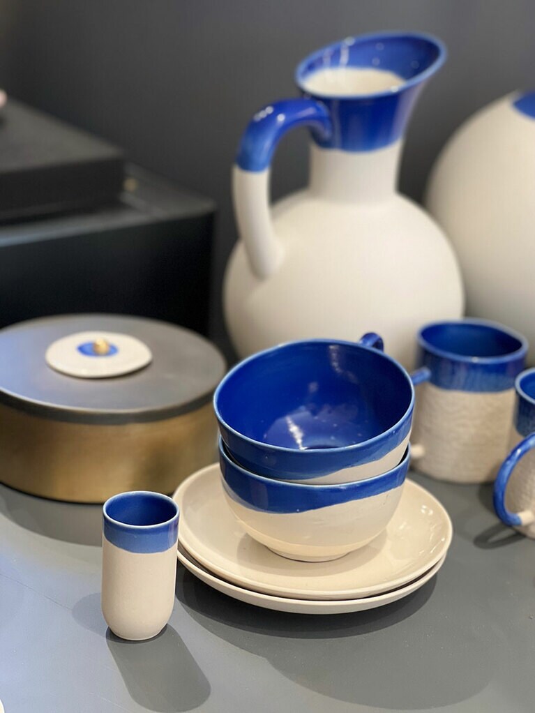 白とブルーのコントラストが爽やかなデザインのシリーズ。