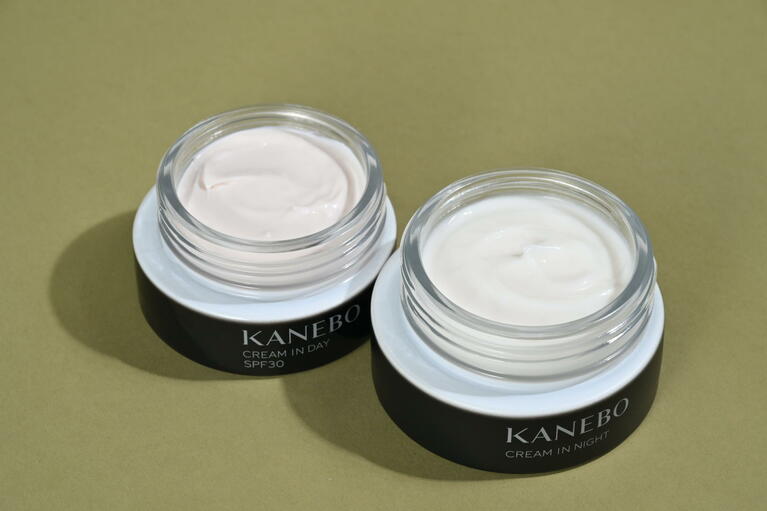 写真右が夜用クリーム、左が朝用クリーム。