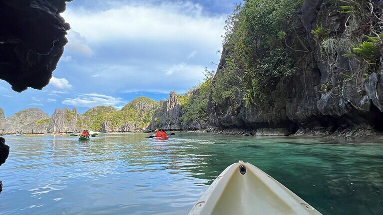ラグーンの出口で船が待っている。海とは別世界にいたことを改めて感じる瞬間だ。