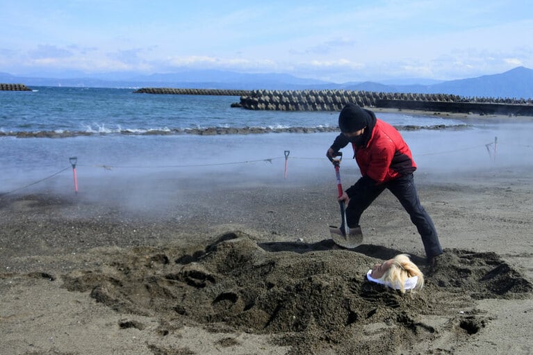 いざ、体験！　気候が良く大潮等の干潮時、かつ砂の状態が良好な日に体験できます。