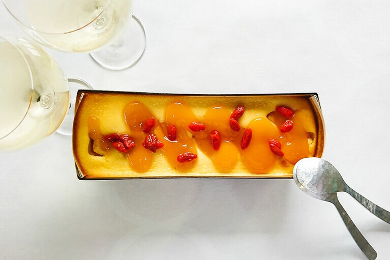 マンゴーとゴジベリーの杏仁チーズケーキ 699円。