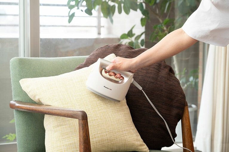 家族が集うリビングには、面積の大きい布ものアイテムがいっぱい。布製ソファ、クッション、ラグ、カーテンなど、目につくあらゆるものを衣類スチーマーで除菌。