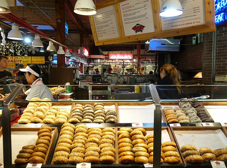 直火で焼き立てのベーグルがお店の奥から。