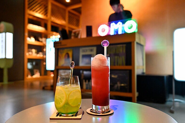 OMOオリジナルのドリンクも用意されている。左はモクテルの「緑茶deジュレシトラス」、右はカクテルのサクラボール。