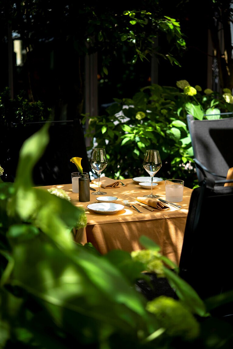 緑溢れるテラス席での食事も心地よい。