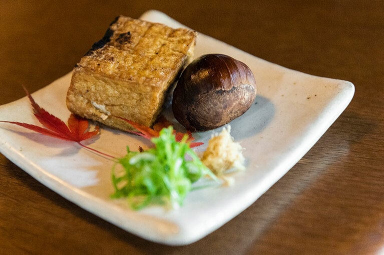 「囲炉裏で焼いたぽろたんと厚あげ」。皮から渋皮ごとポロッととれることから、「ぽろたん」と名付けられた新顔栗。手づくりの厚揚げと一緒にいろりで香ばしく。