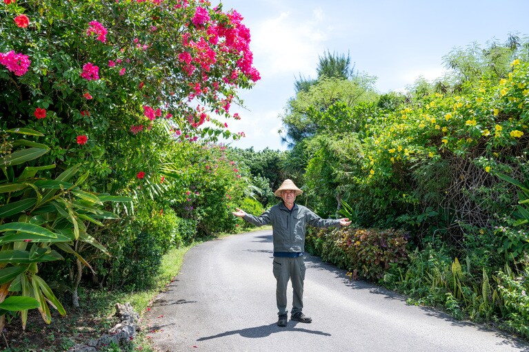 クバ笠が似合う大久さん。さすが島人。