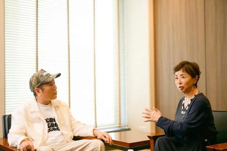 近田春夫さんと阿川佐和子さん。