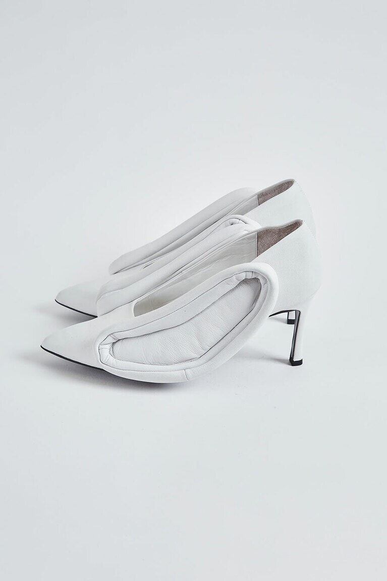 “LADY” 63,900円。COLOR：WHITE　SIZE：23cm、24cm、25cm　HEEL：7cm。