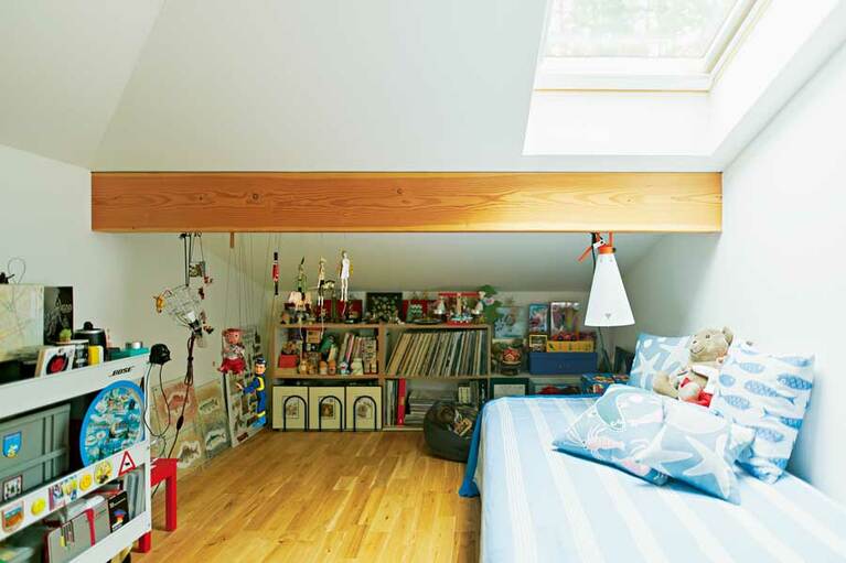 夫婦2人のコレクションを集約した部屋。スキップフロアの3層目で天井が低いのも屋根裏感があって落ち着ける。