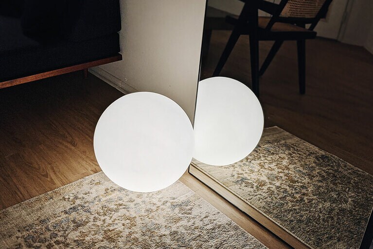 暖かい色の間接光は落ち着く。