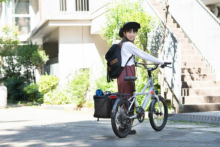 今回のパートナー、キャノンデールのコンパクトネオと。もちろん、自転車前部にカゴを付ける形でもOKです。