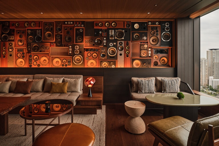 壁を飾るヴィンテージスピーカーが美しい「SONATA BAR ＆ LOUNGE」。