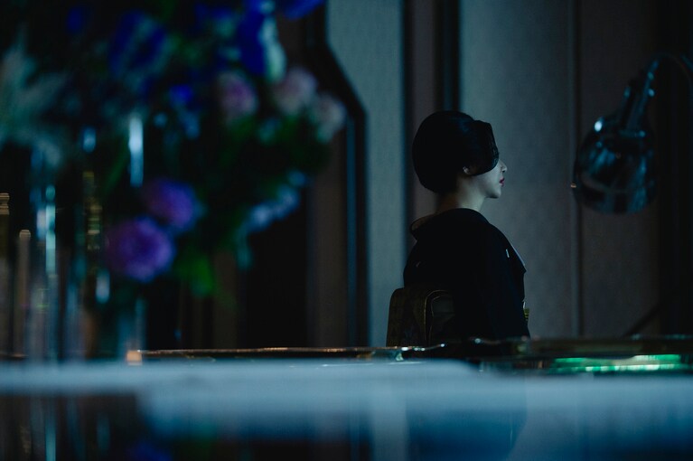 デビュー作から最新作までの軌跡をまとめた動画を鑑賞する東村アキコさん。