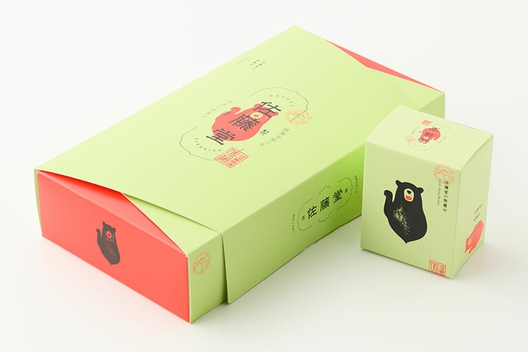 愛らしいイラストが描かれた小箱入り。