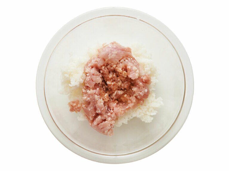 【作り方】(1)ごはん、ひき肉、Aを手でよく混ぜ、2等分して薄い円形にする。