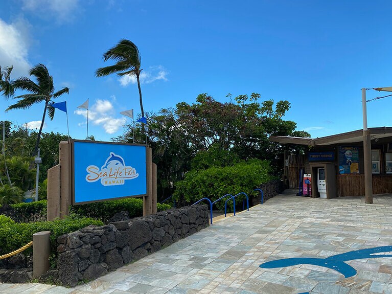 シーライフパークの入り口。チケット売り場を通過すると、レイで迎えてくれます。