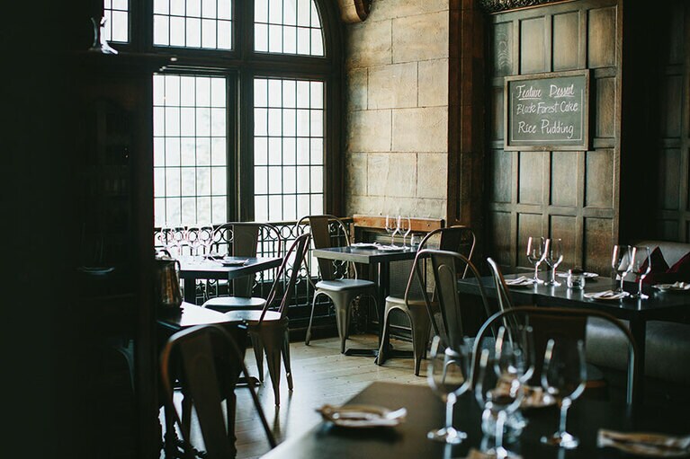 最高級のチーズや生ハムと、世界各国のワインを楽しめる「グレイプス・ワインセラー＆シャルキュトリー」。©Fairmont Banff Springs