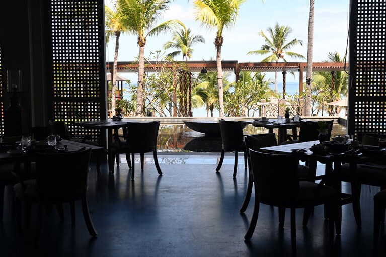 庭の向こうにプールや海を望む「ザ・アイランズ・テーブル」。