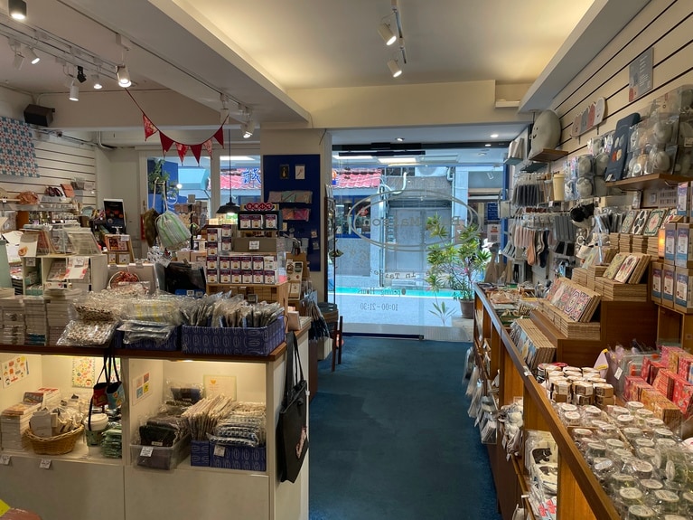 商品が所狭しと並べられたディスプレイ。かなりの商品数があります。