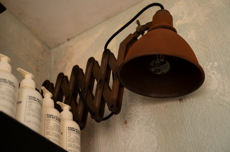 新緑に包まれながら香りと向き合う。移動する店舗ならではの「ル ラボ オン ウィールズ」を軽井沢で体験