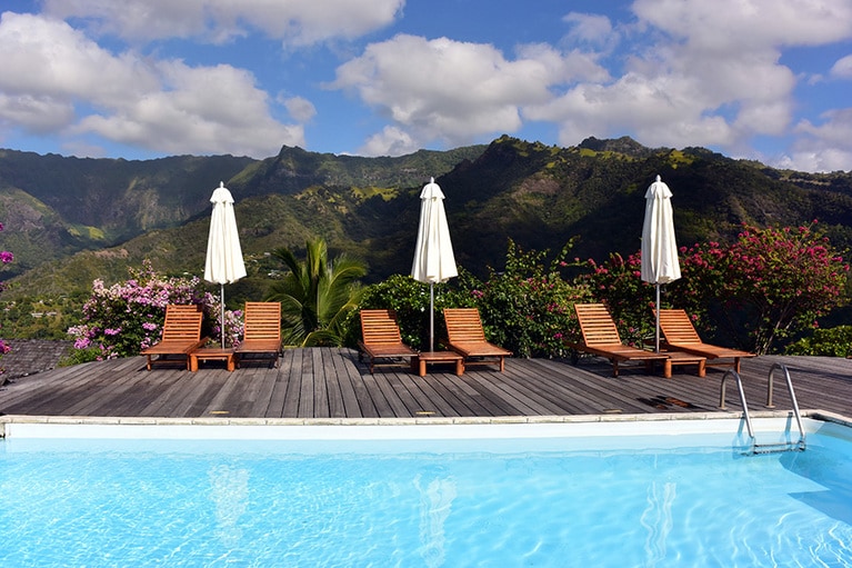 大海原と大渓谷、2つの眺めが左右に広がる絶景インフィニティプール。