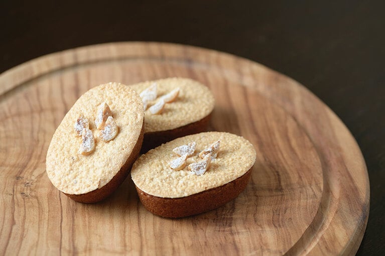 「ノワゼティン」はヘーゼルナッツのダックワーズとフィナンシェを2層に焼き上げたもの。